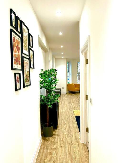 בורנמות' Brand New Apt - Beach Breeze Spacious 1-Bedroom Apartment With Parking - Sleeps 4 Ppl- Internet מראה חיצוני תמונה