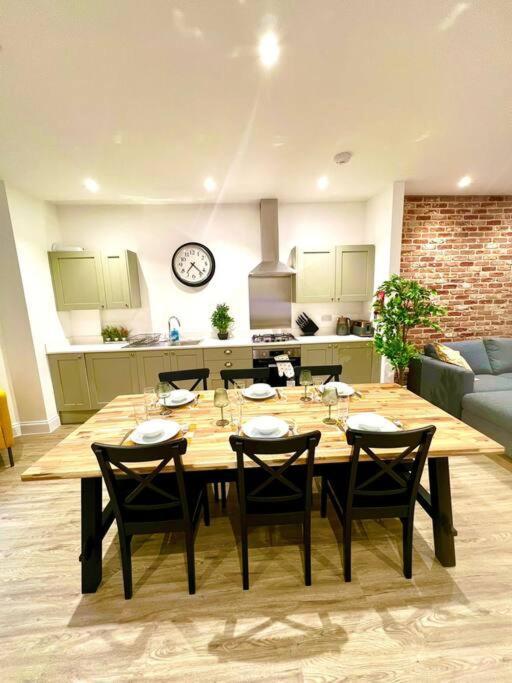 בורנמות' Brand New Apt - Beach Breeze Spacious 1-Bedroom Apartment With Parking - Sleeps 4 Ppl- Internet מראה חיצוני תמונה