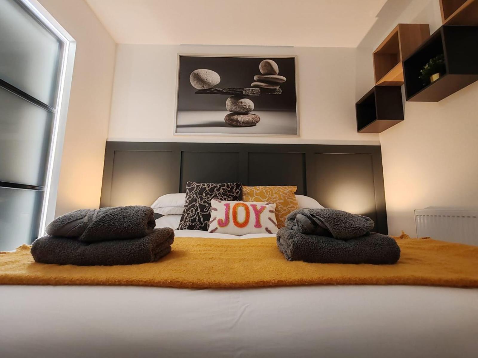 בורנמות' Brand New Apt - Beach Breeze Spacious 1-Bedroom Apartment With Parking - Sleeps 4 Ppl- Internet מראה חיצוני תמונה