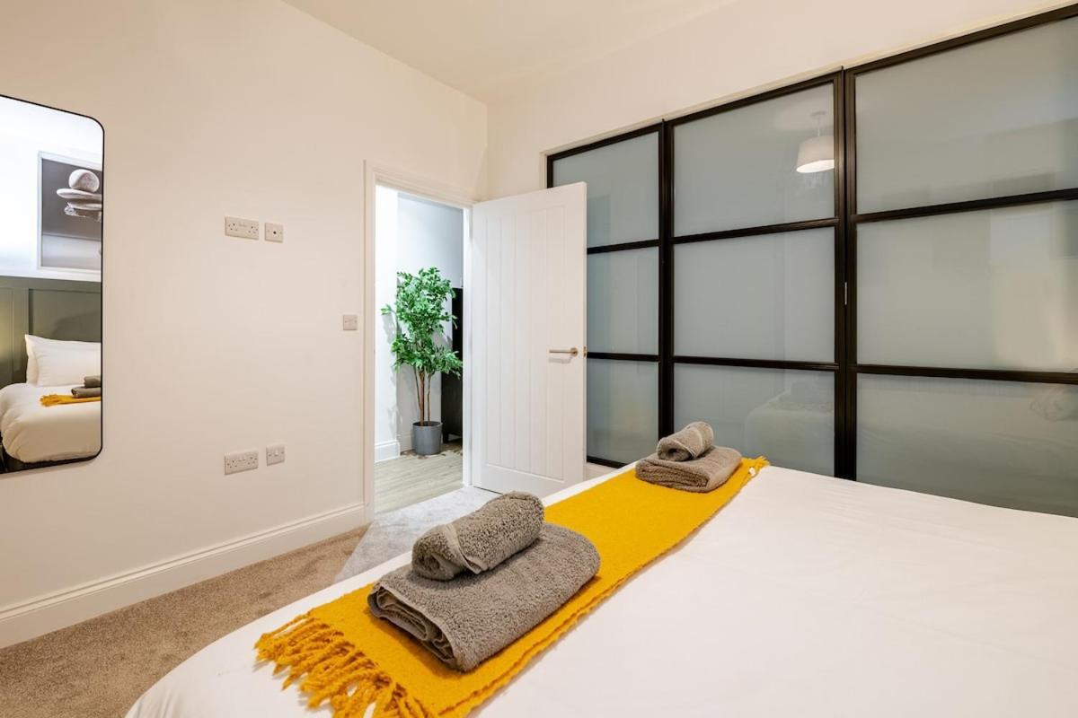בורנמות' Brand New Apt - Beach Breeze Spacious 1-Bedroom Apartment With Parking - Sleeps 4 Ppl- Internet מראה חיצוני תמונה