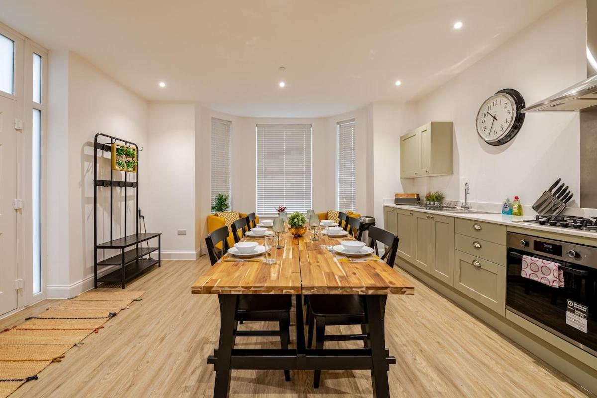 בורנמות' Brand New Apt - Beach Breeze Spacious 1-Bedroom Apartment With Parking - Sleeps 4 Ppl- Internet מראה חיצוני תמונה