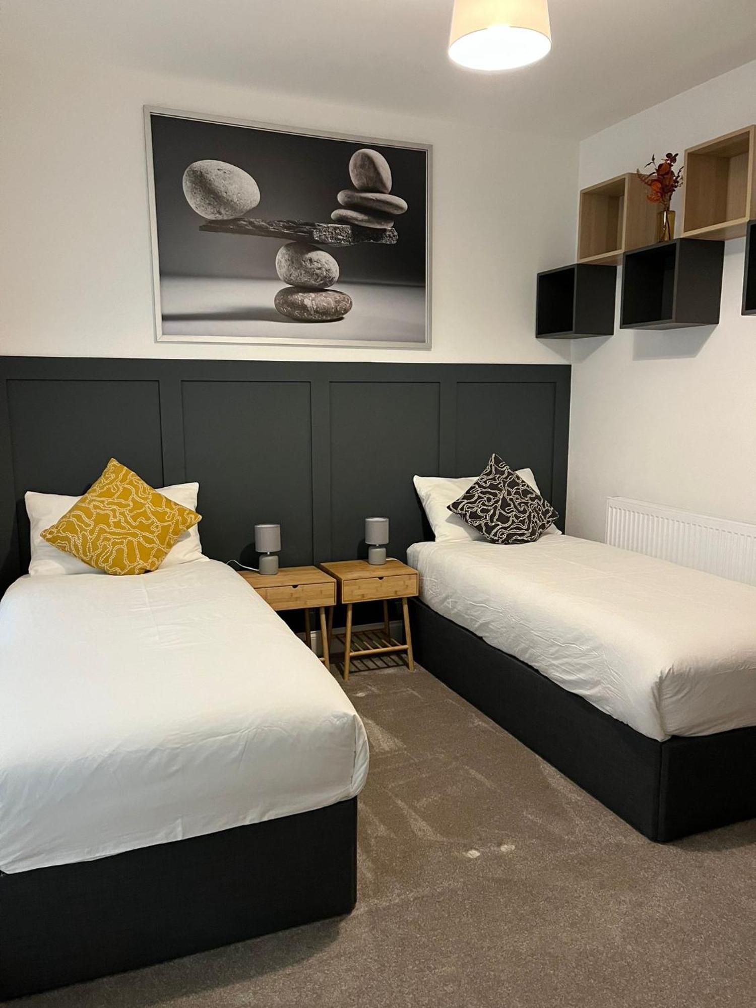 בורנמות' Brand New Apt - Beach Breeze Spacious 1-Bedroom Apartment With Parking - Sleeps 4 Ppl- Internet מראה חיצוני תמונה