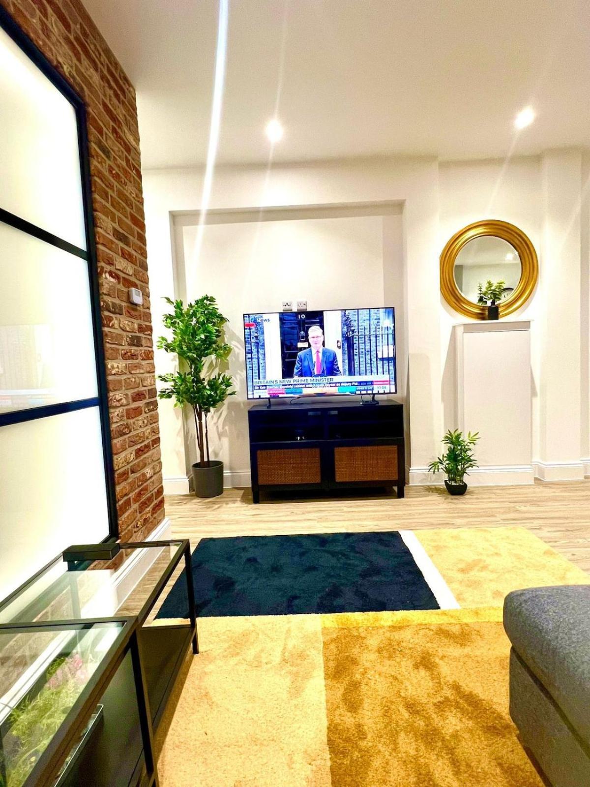 בורנמות' Brand New Apt - Beach Breeze Spacious 1-Bedroom Apartment With Parking - Sleeps 4 Ppl- Internet מראה חיצוני תמונה